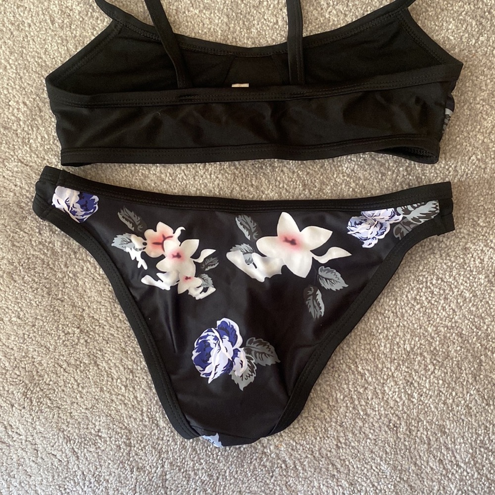 Bikini - Picture 3 of 3